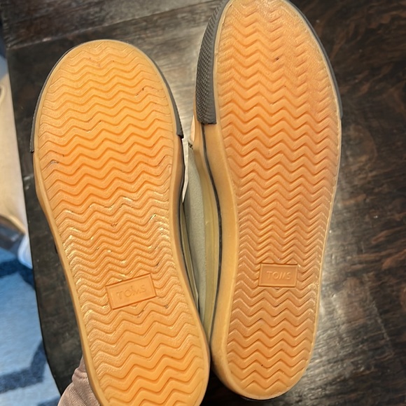 Tom’s boys shoes - Picture 4 of 4